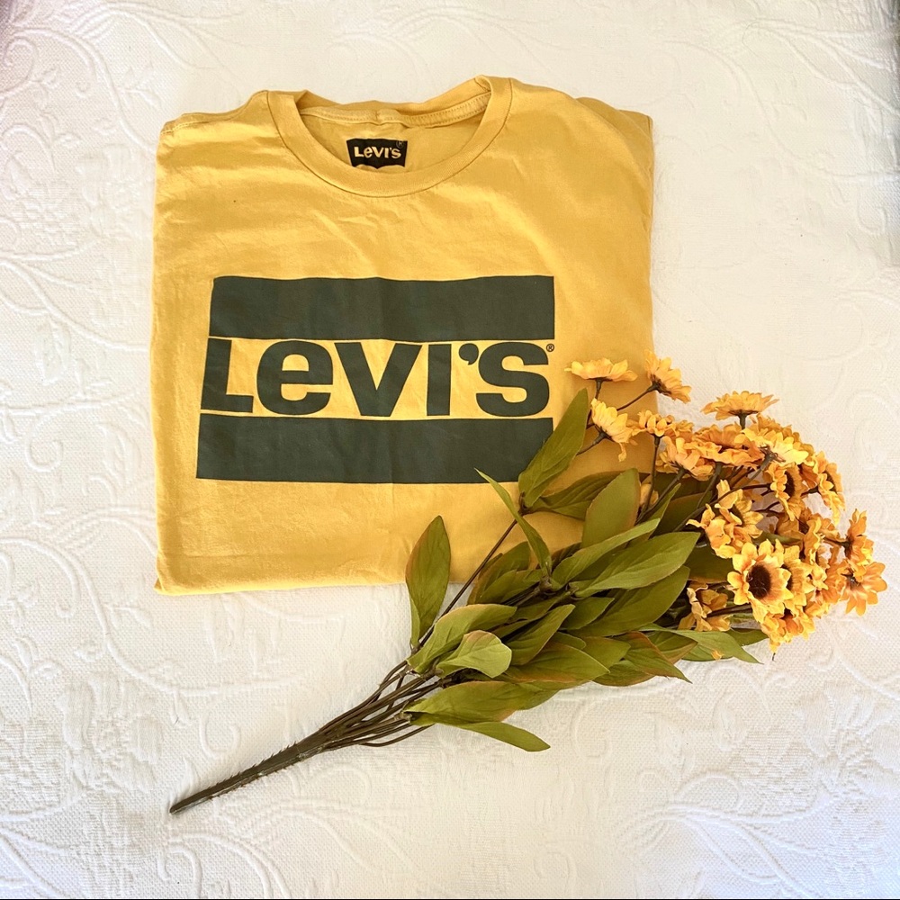 Levi’s tee